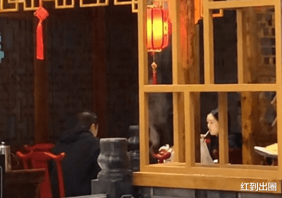 李嫣|15岁李嫣和闺蜜聚会,露出一截腹部扮性感,五官大变差点没认出