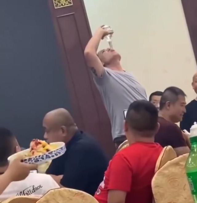 男子酒席上逞能表演白酒对瓶吹,邻座劝阻被他躲开,终被120拉走
