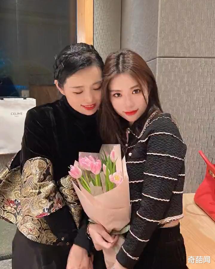 李冰冰|60后高颜值妈妈走红网络,气质身材赛过女儿,网友夸赞美如李冰冰