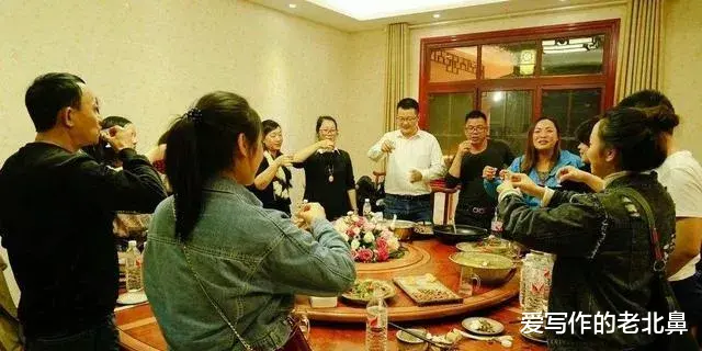 |在饭局上领导突然让我去帮忙催一下菜,这句话是什么意思?