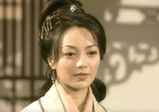 香港小姐|“风光不再”的港姐窘况：有人抵押皇冠还巨债，还有人菜市场摆摊