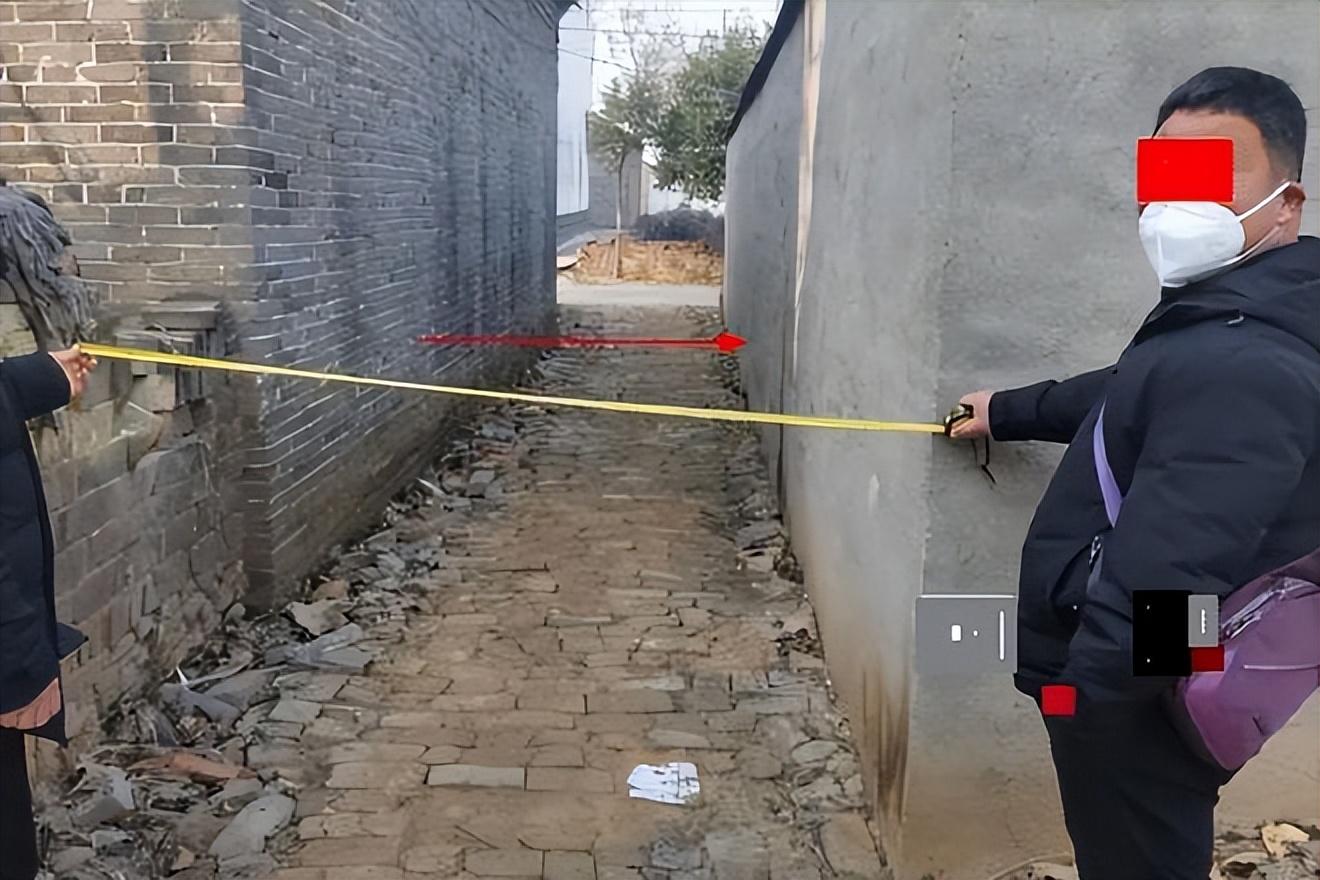 男子打工3年回家门前道路被邻居占一半 网友：杀敌一千自损八百！