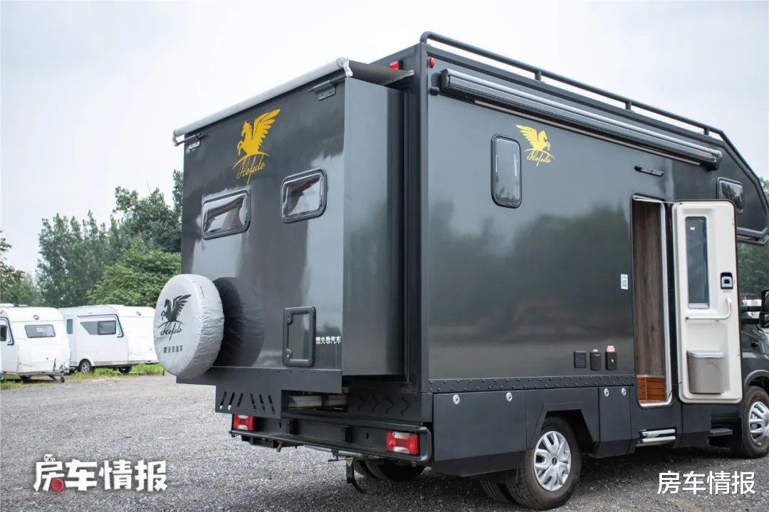 房车里的独立厨房真爽!爆炒不怕油烟,10度电空调尽情开还能冲澡