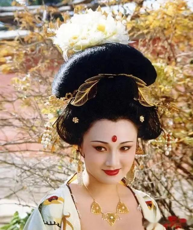 娱乐圈|骨瘦如柴、全身涂白、满嘴假牙,娱乐圈的这些“审美”真不高级