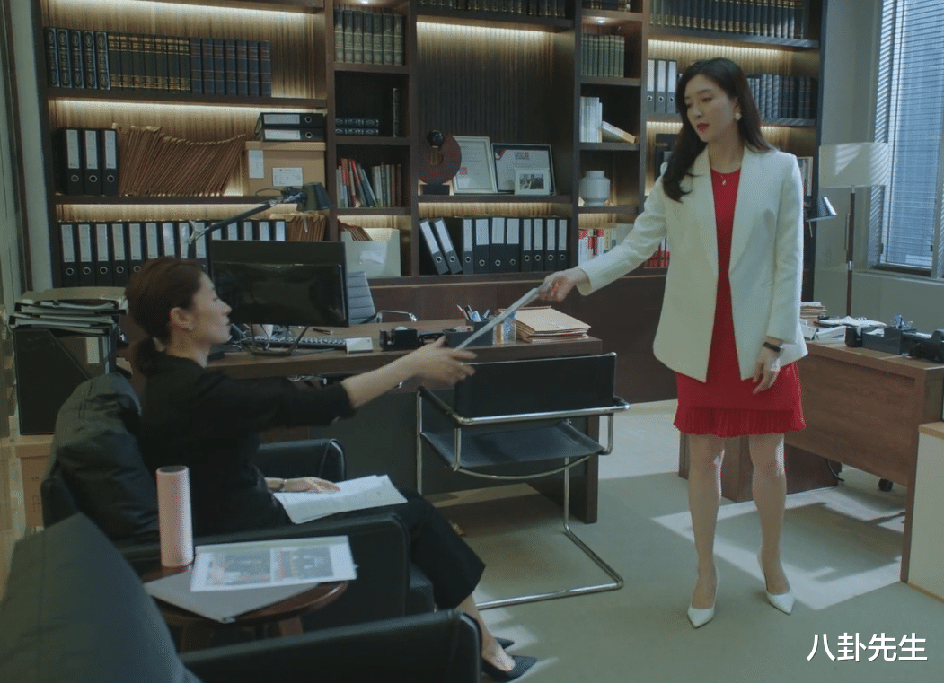 江疏影|《女士的法则》江疏影演律师，一集换三五套衣服，把职场当秀场？