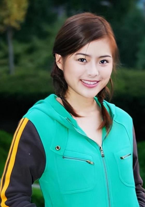 陈辰|东方卫视陈辰：与程雷相爱7年，低调嫁歌唱家余笛，43岁生活幸福