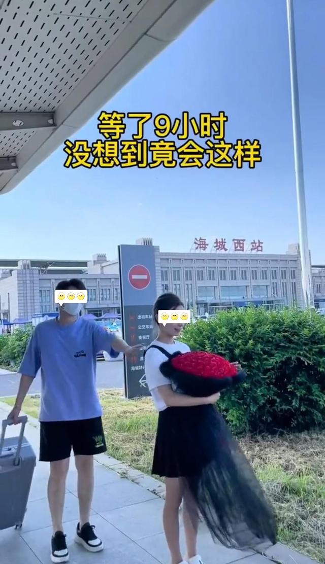 回顾网恋奔现,女子看到男子真容后,塞给他一沓钱:拿钱去美容吧