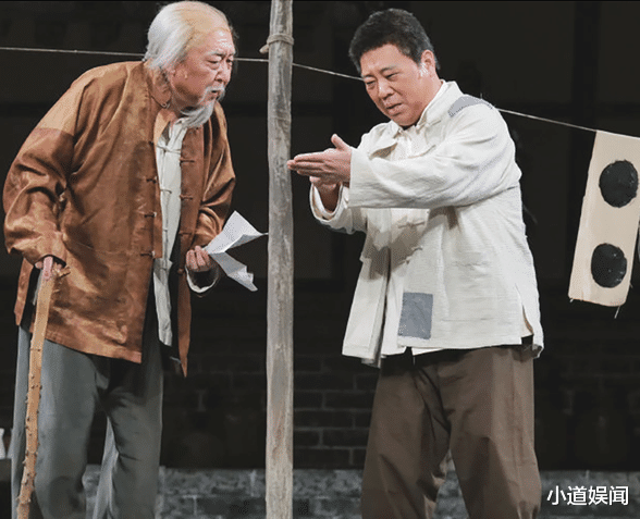 何九华|偶遇郭麒麟栾云平等人观看话剧，网友：何九华终于领王鸥见家人了