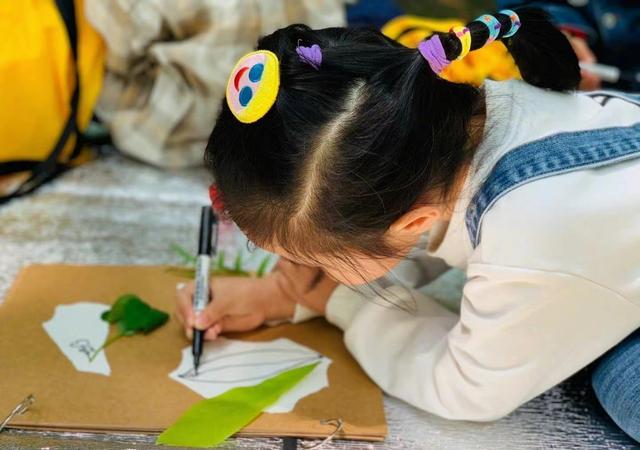 朱丹|朱丹晒5岁女儿骑马照，女儿圆脸长睫毛身高瞩目