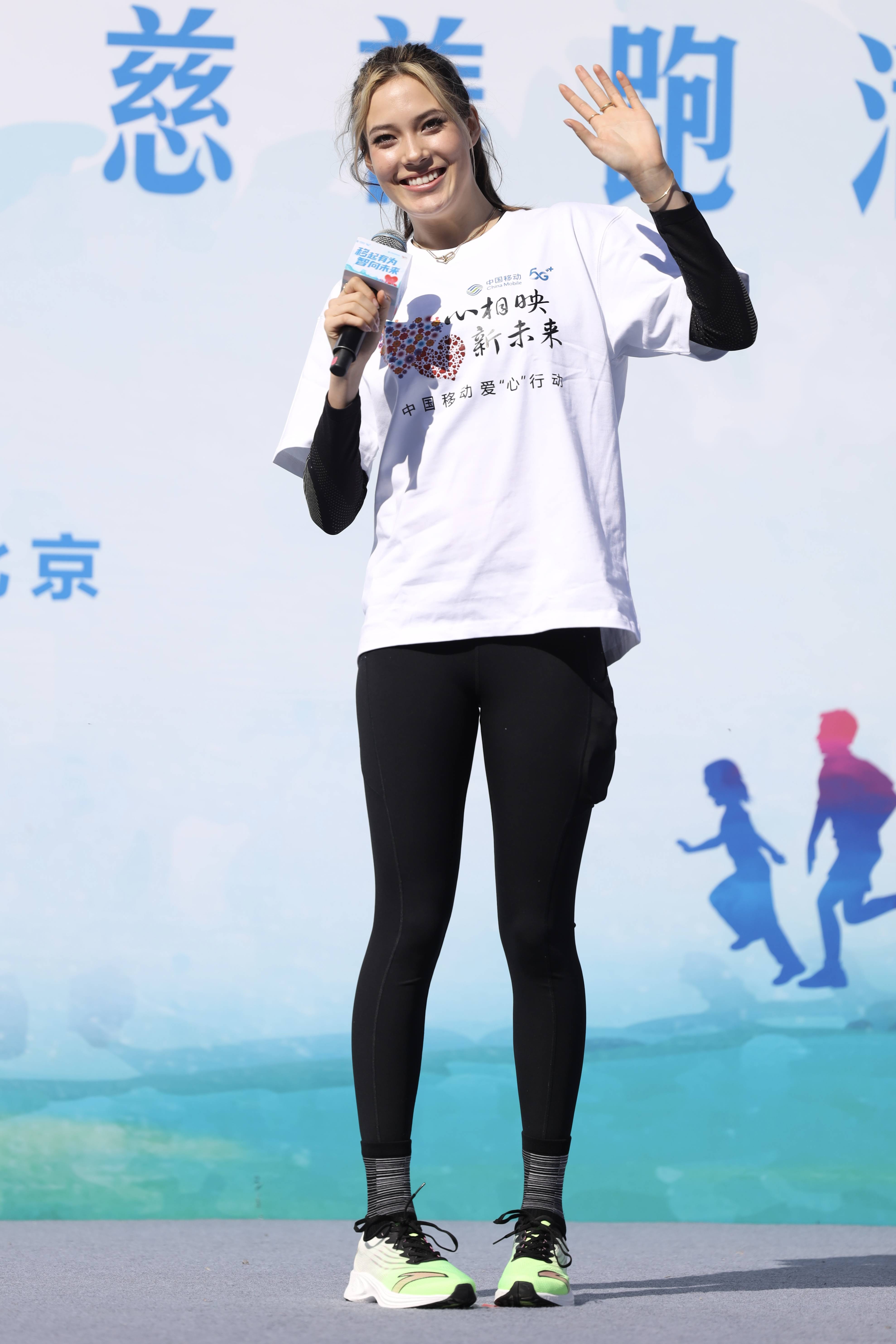 谷爱凌|谷爱凌回来了!隔离后现身北京与小朋友互动,状态超好表情迷人