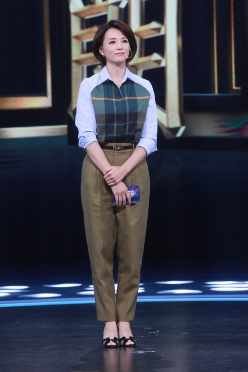 衬衫|董卿长胖后更美了,穿印花衬衫配黑裤太高级,职场女性都该学一学