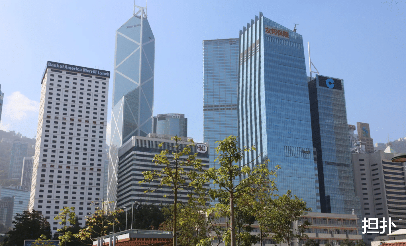 李兆基|李兆基跟李嘉诚的恩怨史，曾争美丽华酒店，如今又在争中环海景