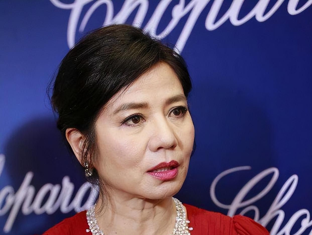 钟楚红|钟楚红：为爱情放弃事业，老公离世后独身至今，61岁无儿无女