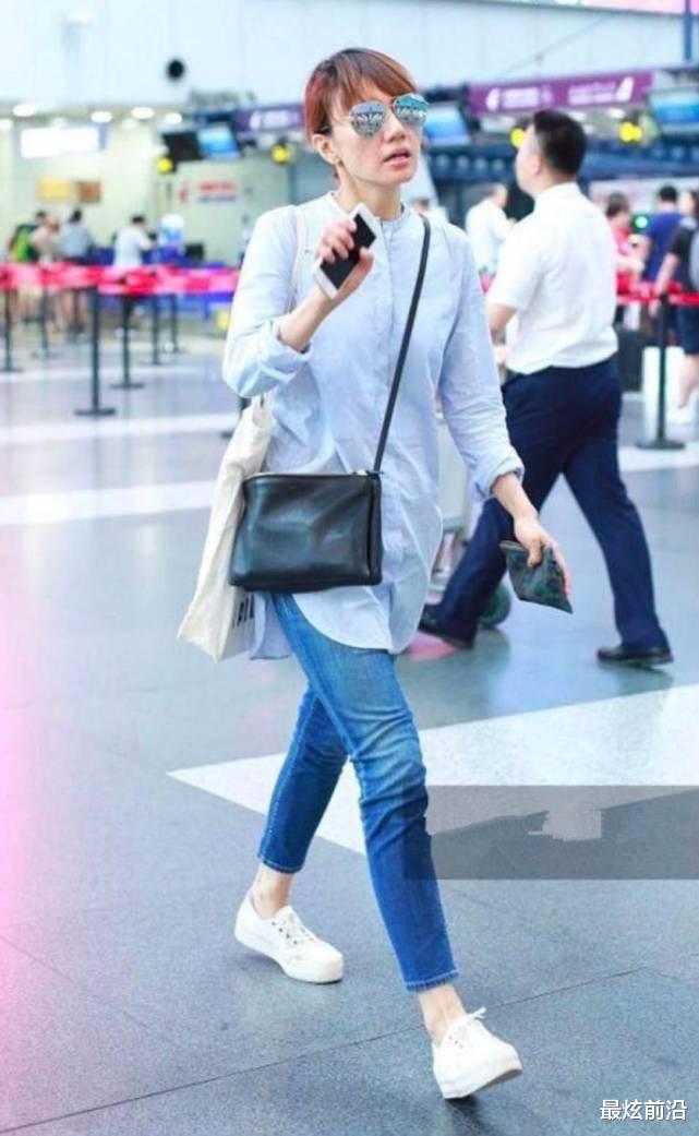 袁泉夏雨夫妇同框,俩人同穿牛仔裤很般配,低调朴素没明星架子