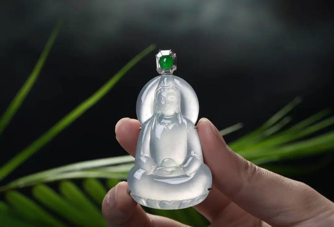 翡翠|琉璃宝相 净空光莹——玻璃种厚庄起光起胶翡翠观音|龘藏2022冬拍