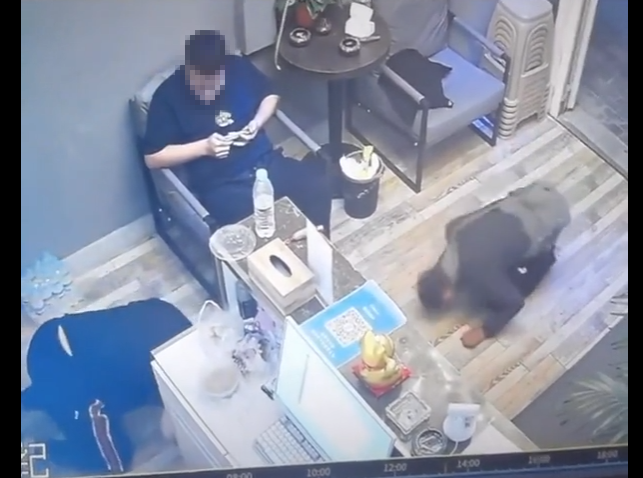 小店遭遇磕头乞讨 店主磕头还击 网友:看不到的魔法碰撞