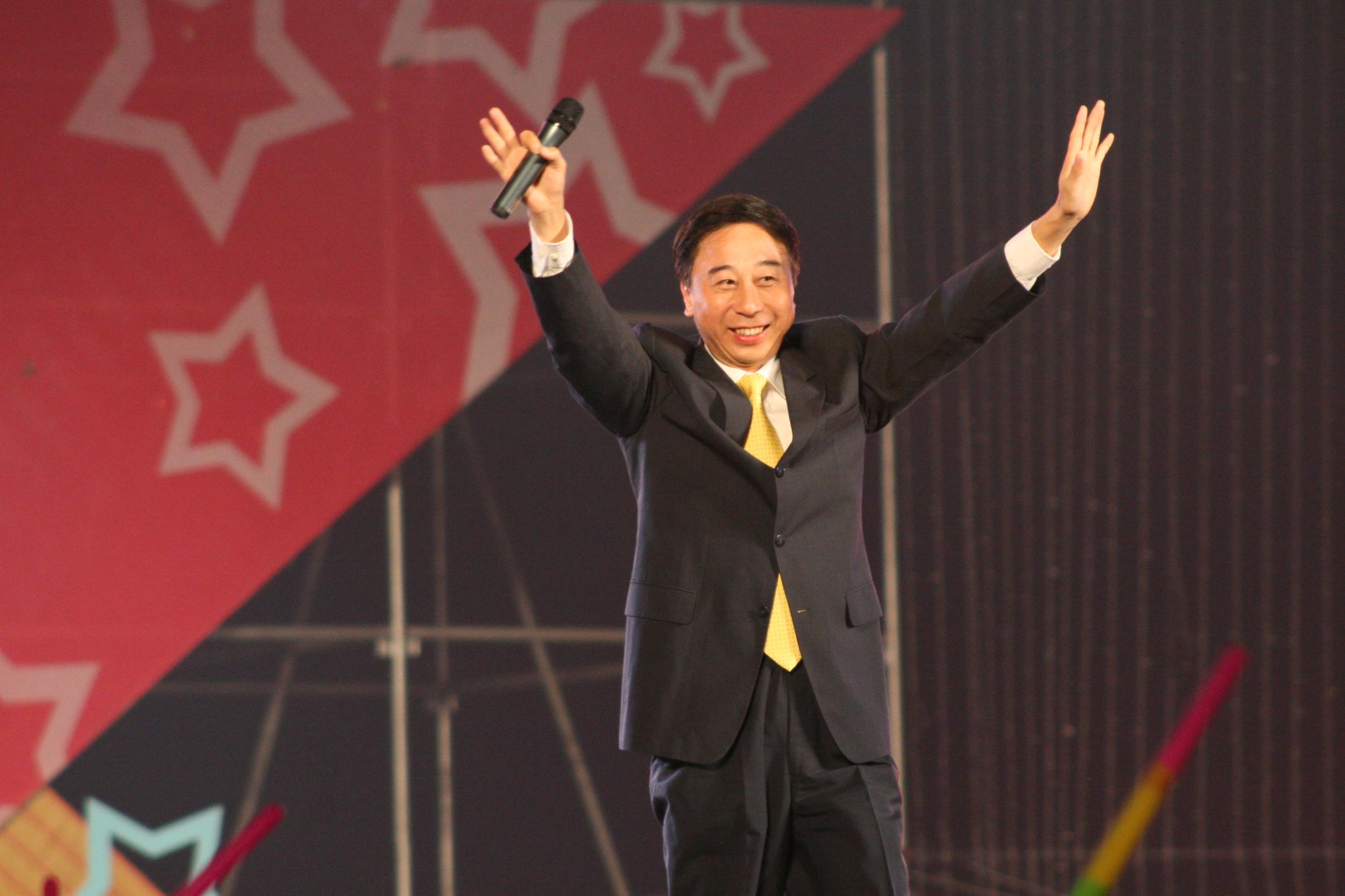 冯巩|64岁冯巩大雪天遛狗!首度回应不加盟央视春晚,将在仨地方台亮相