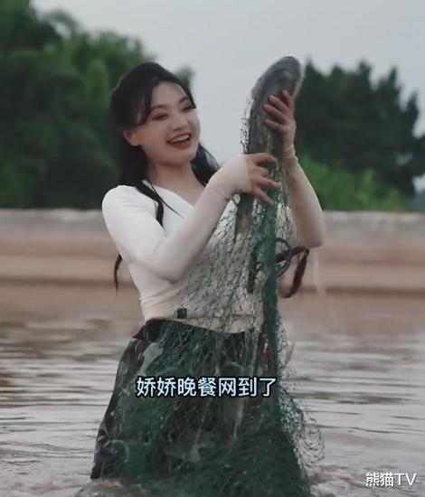 唐小鱼穿紧身肉色裙,被嘲像没穿衣服的野猴,网友:离被封不远了