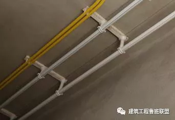 土建采用铝模、装配式施工时，机电如何配合预埋？