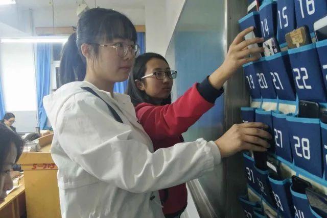 考试|大学生清闲老师忙，担忧写脸上：这考试分数，“捞人”能有底线？