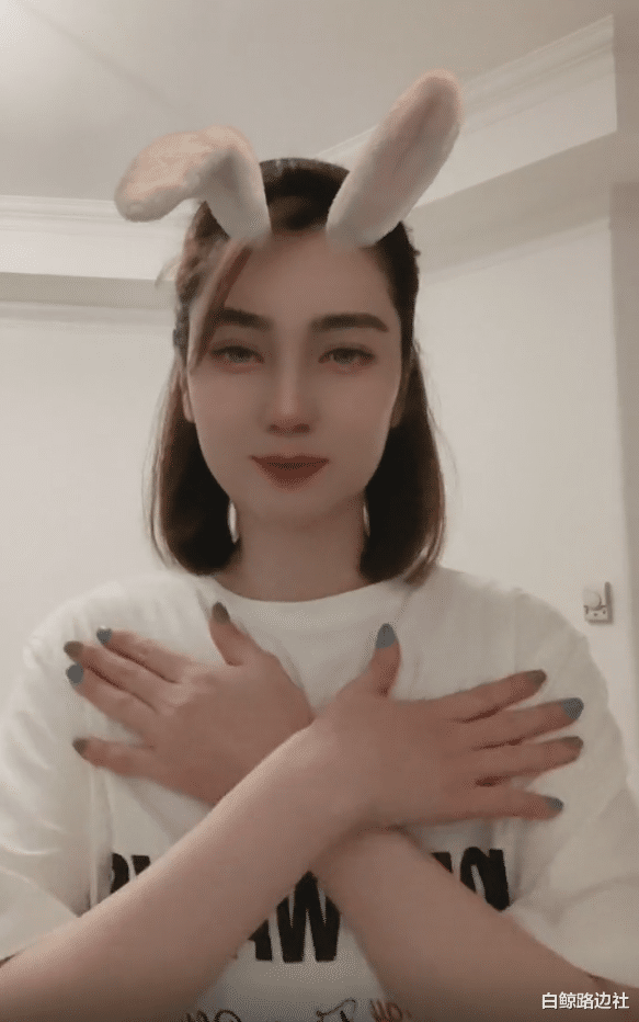 张丹峰|张丹峰夫妇和好同居!携8岁女儿直播,洪欣在一旁为彤彤整理头发