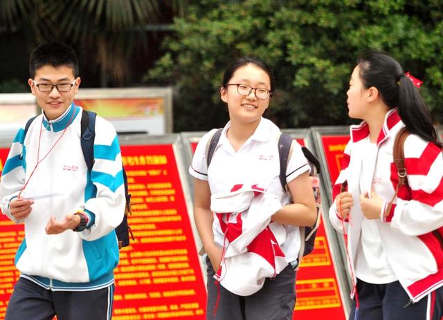 高考|职校老师自掏腰包发红包引导学生学习兴趣,家长批评老师恶意诱导