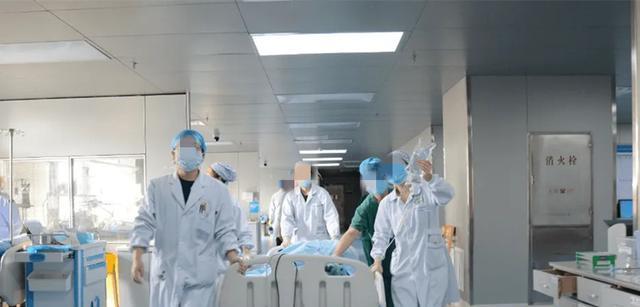 案例:男子趁女友上卫生间去嫖娼,在巷子里被抓现行引发血案
