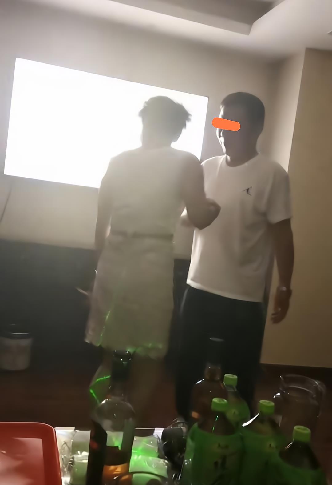 同学聚会,一男子与女子喝完酒后手舞足蹈,其他人还拍照起哄