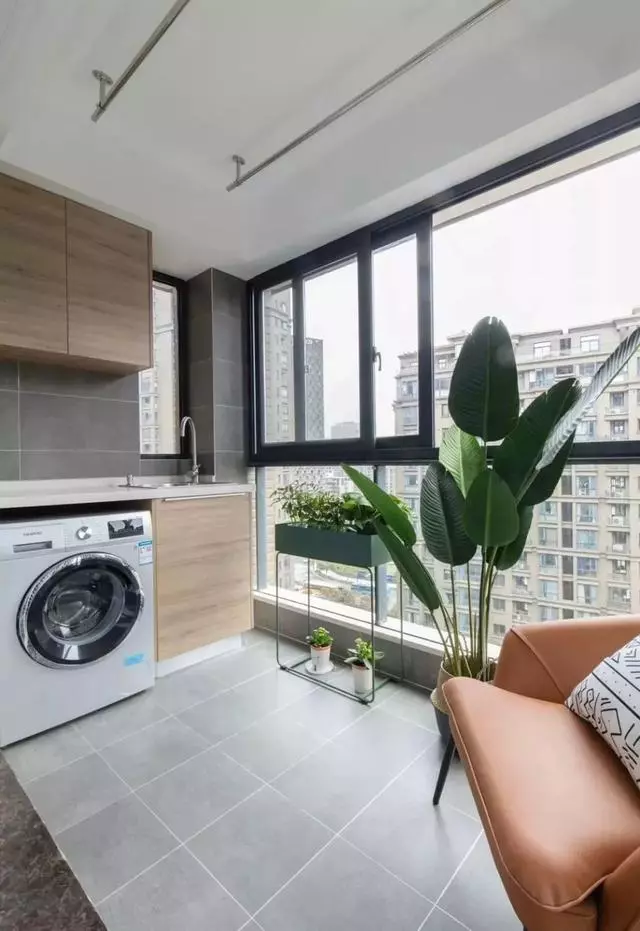 封闭式阳台怎么设计才能实用又好看？学学这几款设计吧