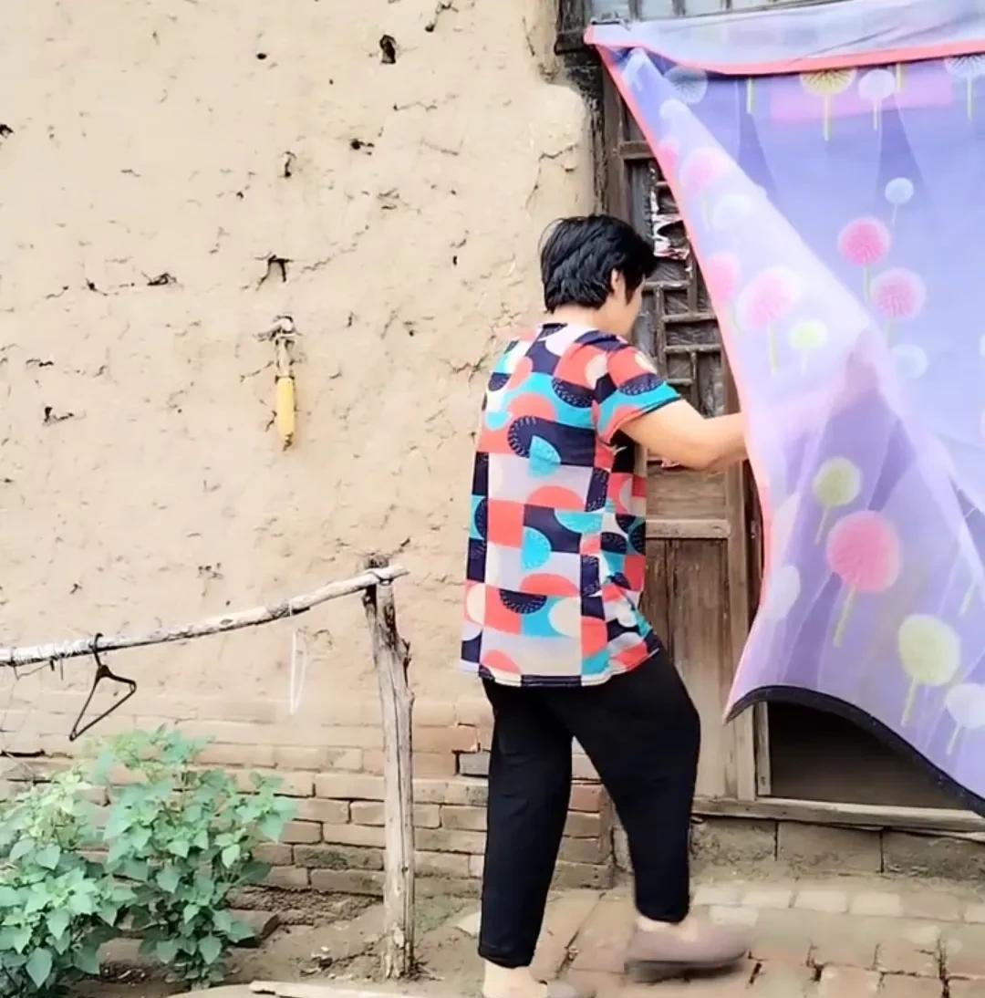 男子下乡收古董,大娘拿出两枚铜钱要900块,一看二话没说收下