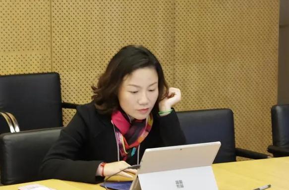 万科女秘书朱旭：年终奖1000万，年薪849万，如今47岁仍然未婚