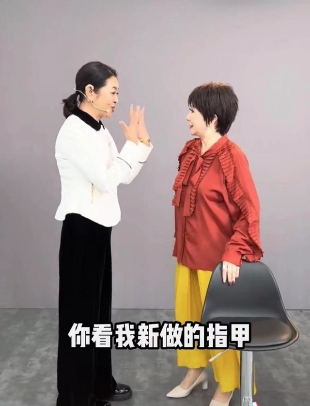 lisa|倪萍蔡明多年老友相见，前者秀大金表金戒指，打闹掐脖子似老小孩