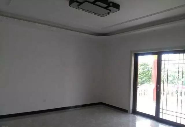 农村夫妻自己动手盖房,总共花了50万,亲戚都说太丑,大家觉得呢?