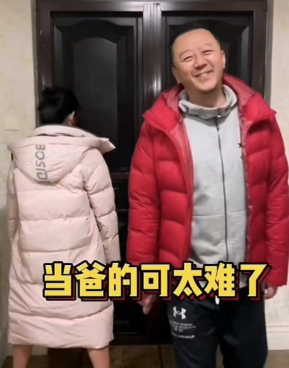 郭涛|郭涛女儿穿短裙秀大长腿，五官长相似翻版石头，10岁身高直逼父亲