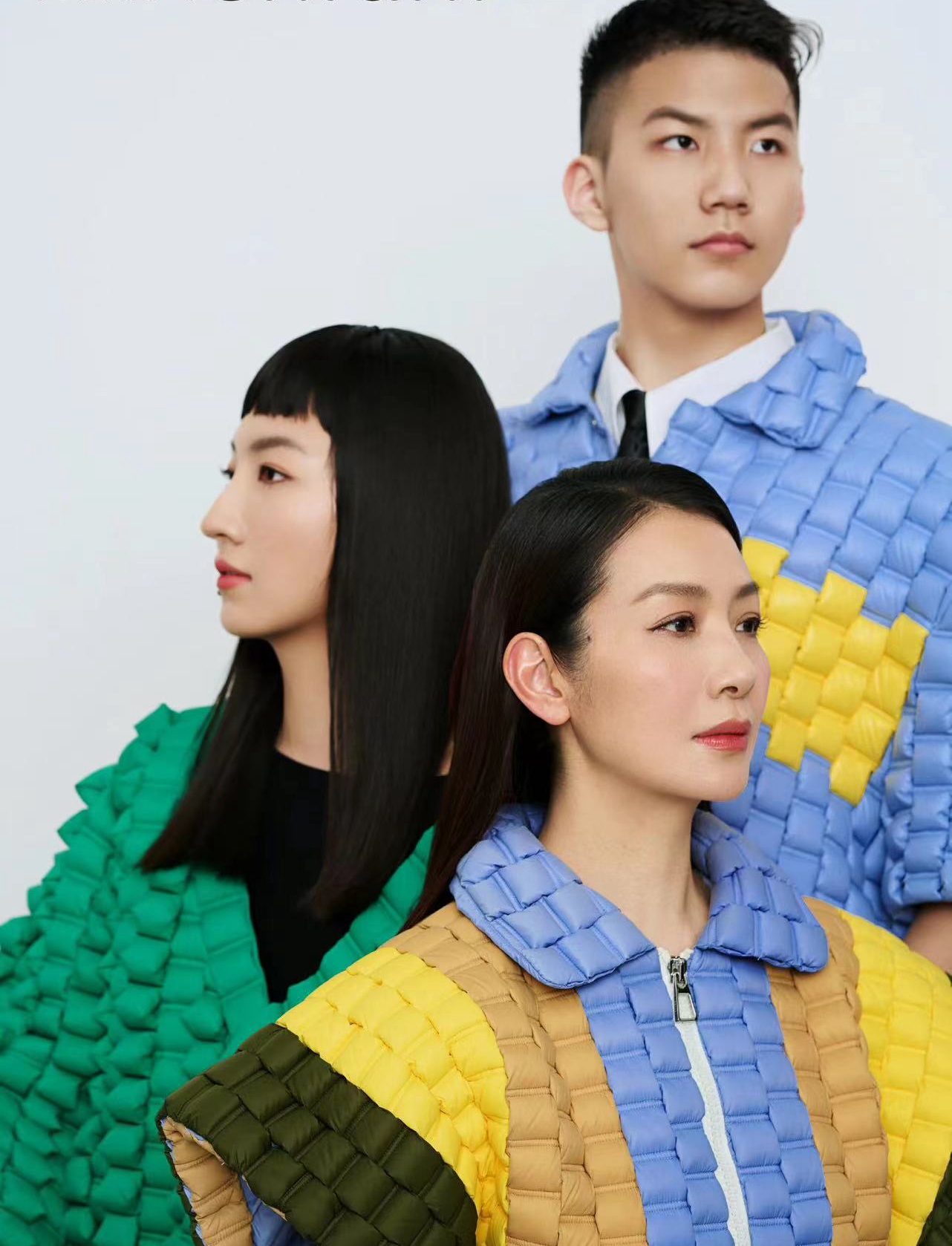 胡军|胡军太太带子女登上杂志封面，13岁康康帅气如明星，比爸爸更man