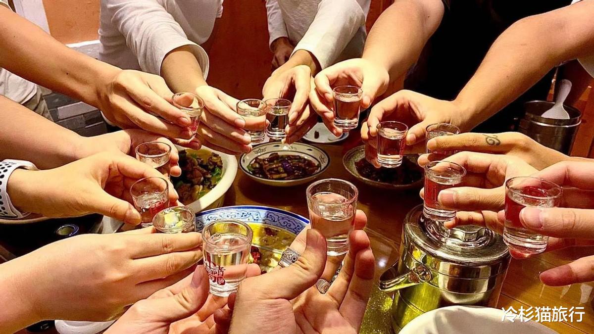 广东男子自带两瓶好酒请客,吃完结账6000元,仔细一看被骗了