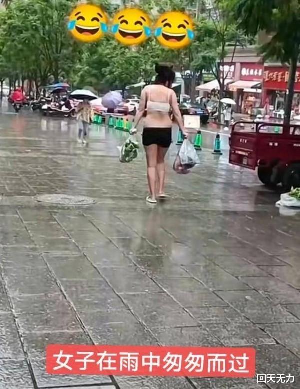 重庆女子睡醒就出门买菜忘穿外套,被围观后用头发遮盖面部