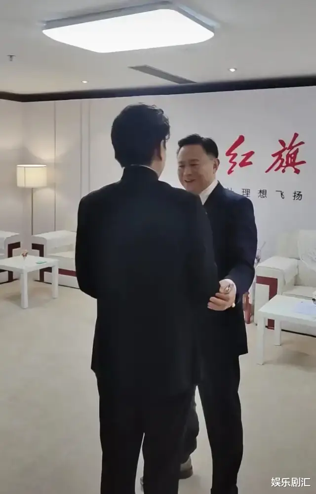 靳东|46岁靳东见商界大佬显拘谨,说话结巴,皱纹清晰,气质上就输了