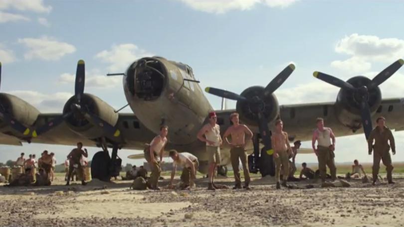 汤姆·汉克斯|《兄弟连》20年后又砸2亿美元！最烧钱战争剧首曝光，这次拍空战