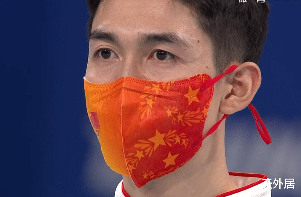 金牌|范可新哭得梨花带雨，中国队登最高领奖台！暂没金牌，抱着冰墩墩