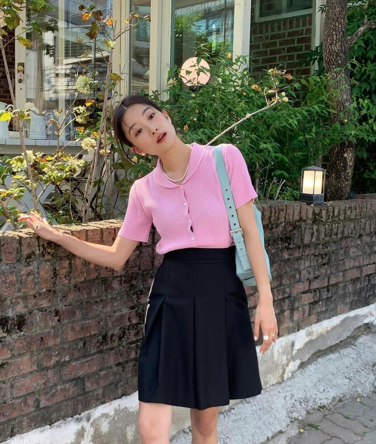 把黑T、白T脱了，2022年夏天流行穿“水果衫”，优雅清爽又减龄