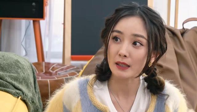 杨幂|杨幂自曝被路人要联系方式,坦诚曾在恋爱里被拒,谢绝自我内耗