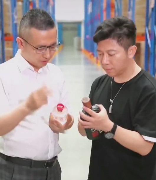 潘长江|65岁潘长江疑似复出带货,和500万粉丝的网红合拍视频,笑容满面