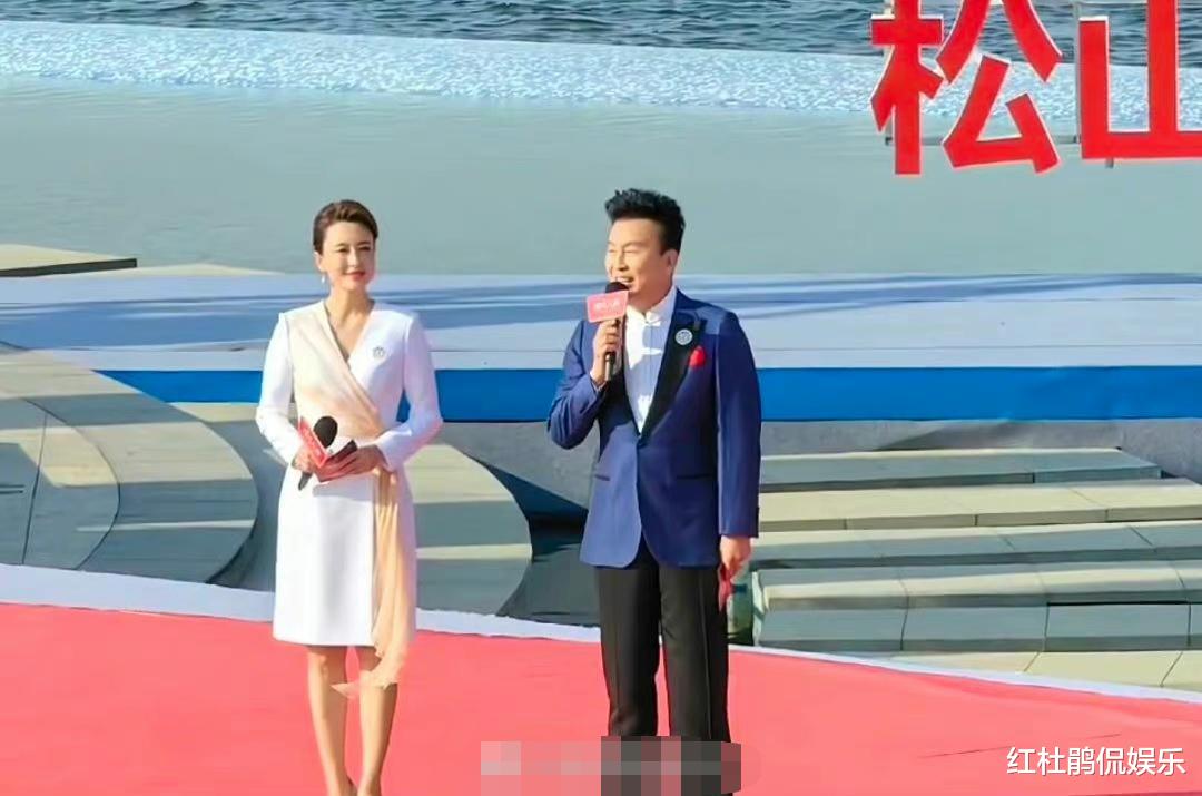 张蕾|央视主持人张泽群张蕾搭档主持志愿者协会文艺演出，状态好有默契