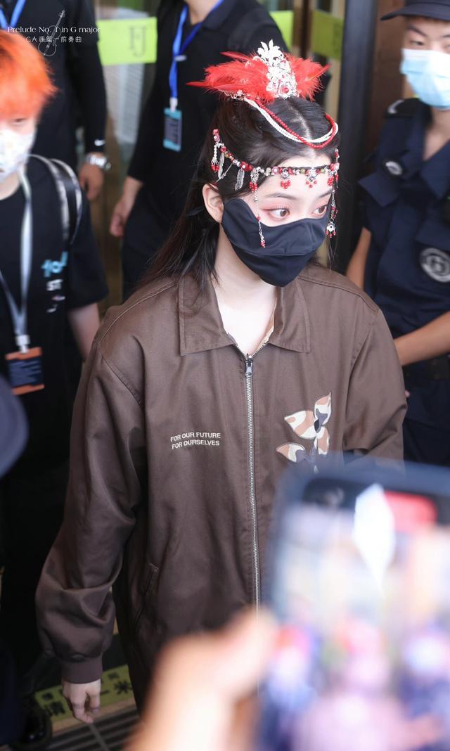 鞠婧祎|绝艳双姝！欧阳娜娜萌探新路透造型引热议，意外撞上鞠婧祎并未输