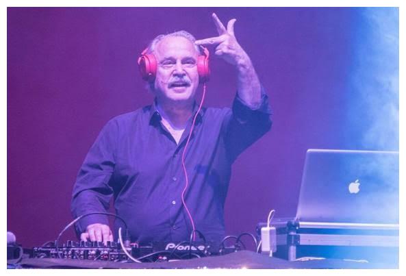 意大利之夏|1990年，双性恋摇滚女歌手烟嗓唱响《意大利之夏》，56岁高龄产女