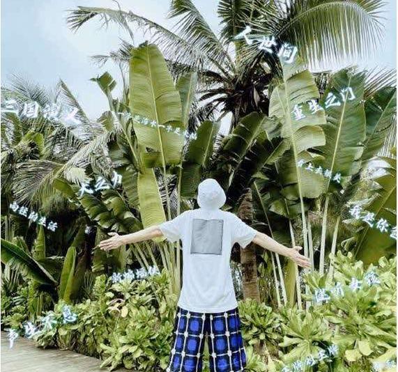 何九华|德云社何九华发文，穿着休闲晒背影照，大长腿引热议