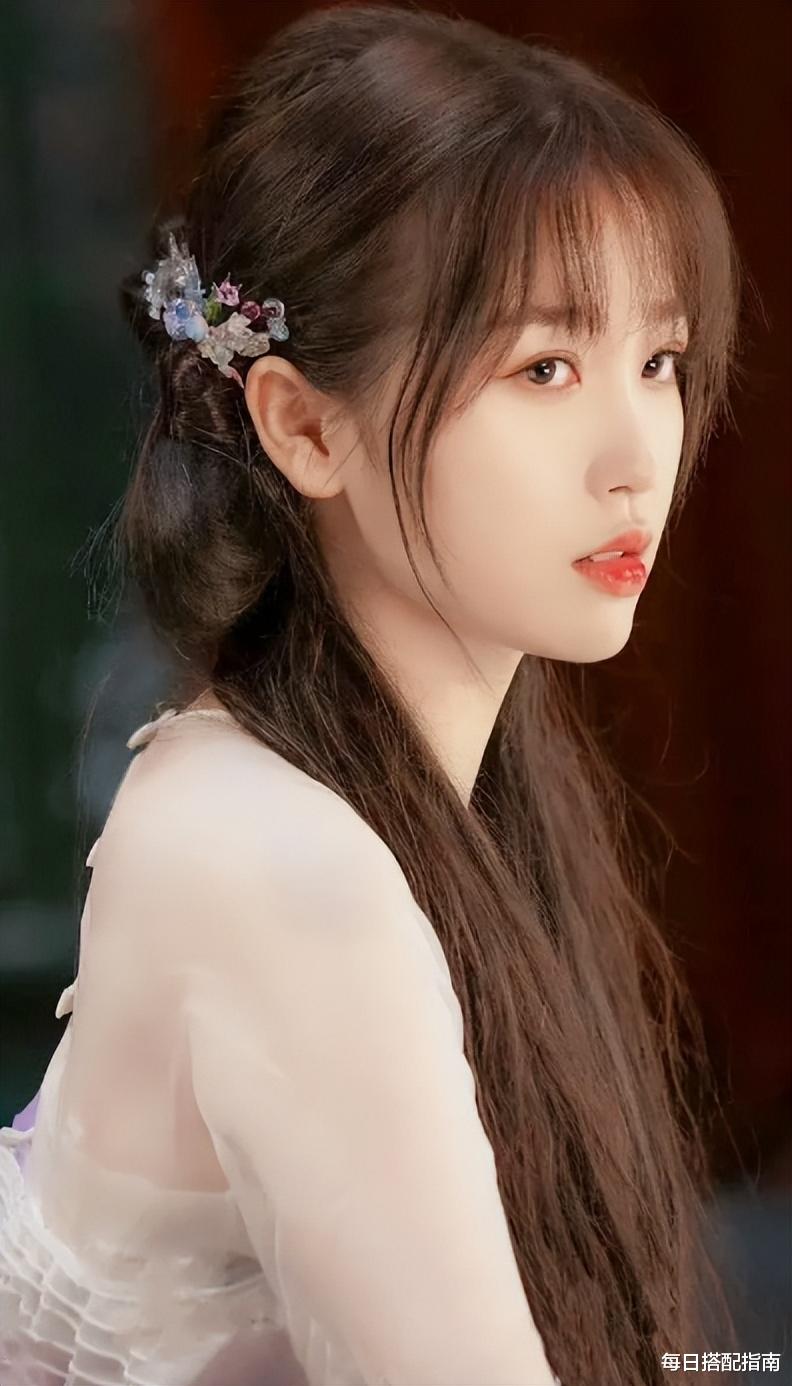 看了《苍兰诀》才发现：虞书欣的圆脸真的太吃妆造了！
