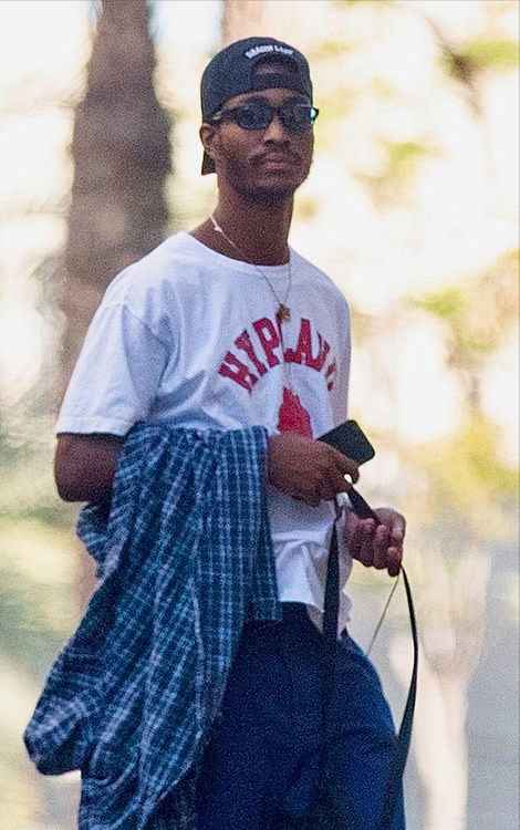 米歇尔·奥巴马|奥巴马20岁小女儿首次和新男友亮相!穿紫裙好丰腴,黑人男友帅气