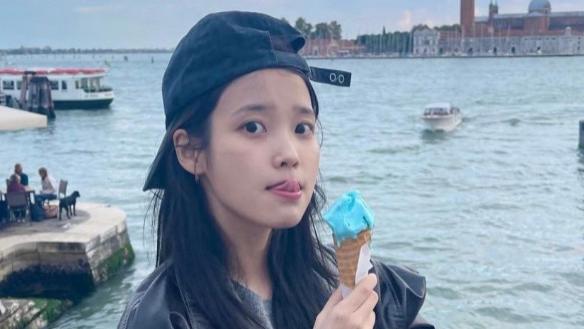 表情包|韩星IU未因耳疾堕落，调整身心去旅游，转战杂志初等封面表现力强